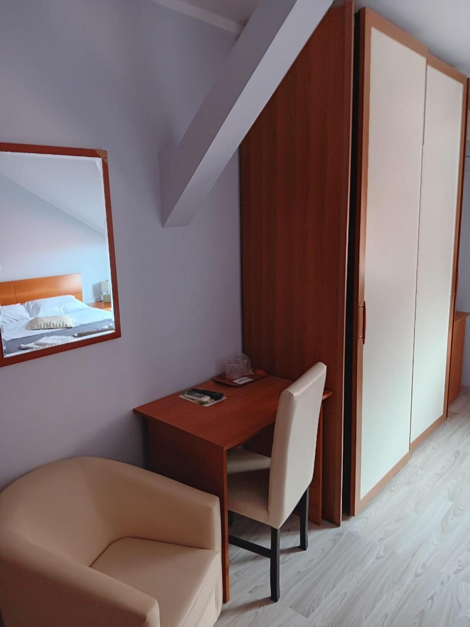 Hotel Vila Veneto ティミショアラ エクステリア 写真